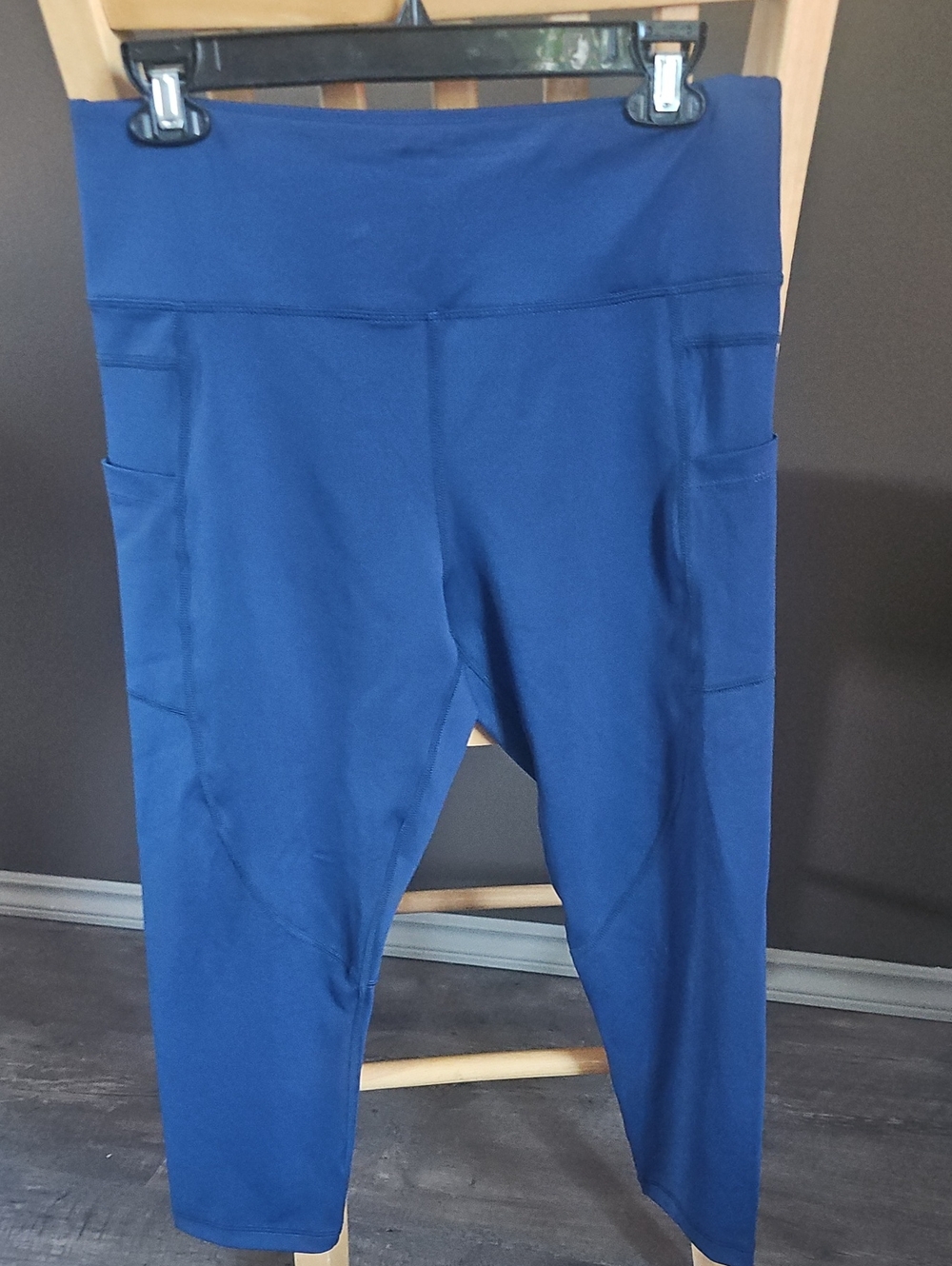 Zyia high-Waist Capri Leggings with Side Pockets in Blue